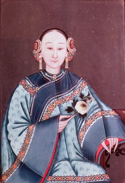 Donna cinese in costume tradizionale che tiene un fiore da Chinese School